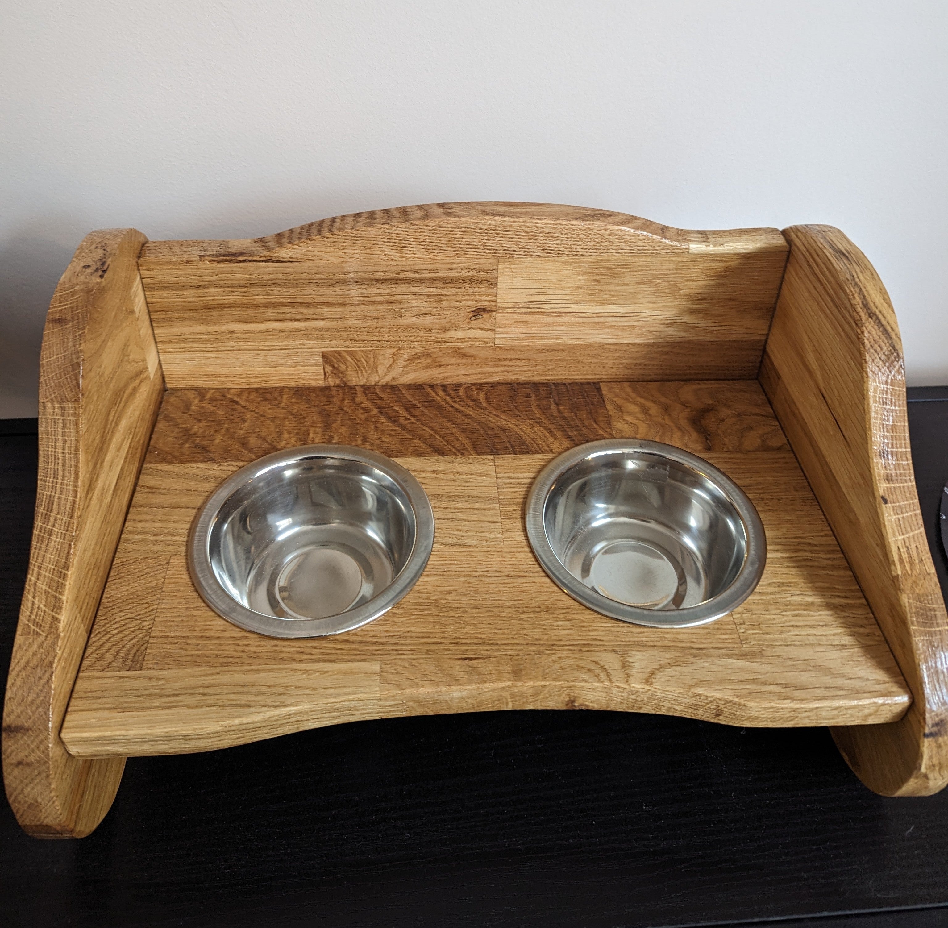 hundekind Futterbar aus Nussbaum